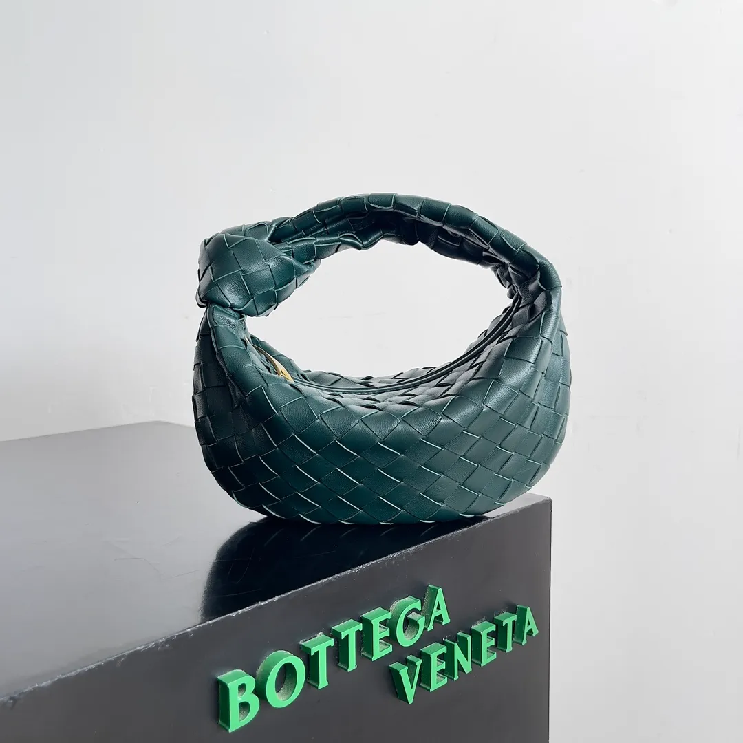 Batch 1120 Bottega veneta͙.——The latest braided and knotted hobo🔥 The top-grade lambskin leather is very soft, the bag shape is unique, practical and durable. It retains the traditional weaving elements while being a bit more flamboyant ~ Made of hand-woven sheepskin, zipper opening and closing, curved seamless structure, effortless to match. Highly recommended⚠️⚠️⚠️ The highest-end in the market🌈 Welcome to compare [Factory equipped with full package] size: 23x15x5cm.   Model: 651876